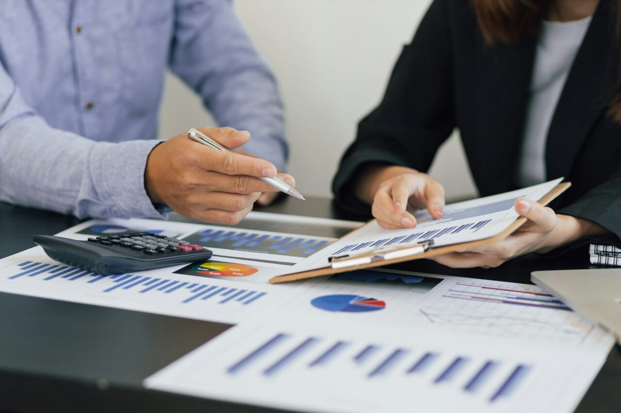 business-consultant-and-financial-planning-business-financial-planning-analysis-consulting-concept--e1715621290284
